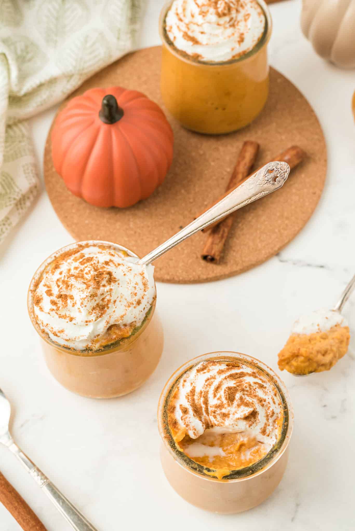 place setting with healthy pumpkin pudding jars.